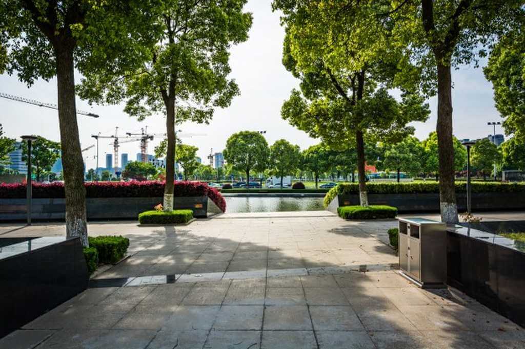 Foto de um parque com mobiliário urbano
