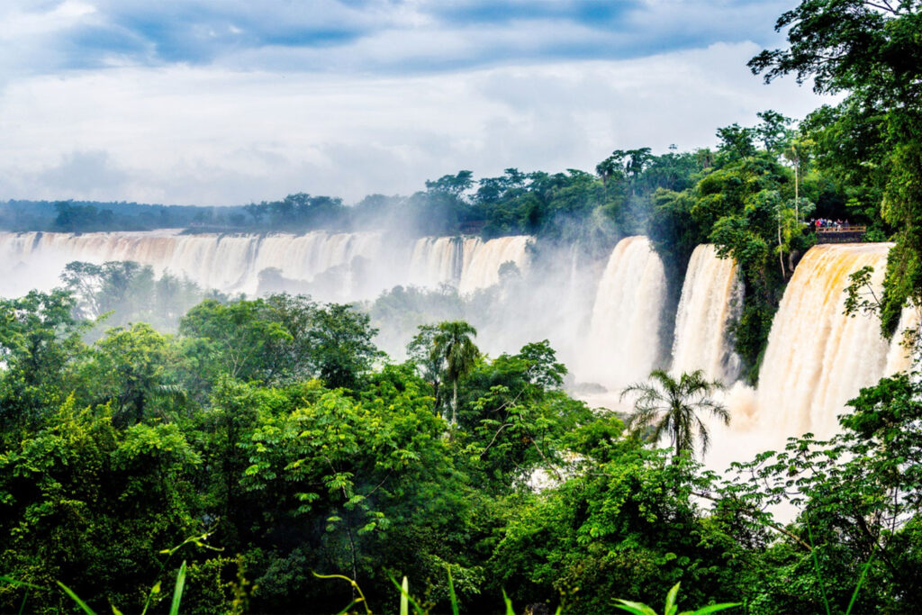 Cachoeiras do Parque Nacional do Iguaçu, que é um exemplo de concessão de parques nacionais.