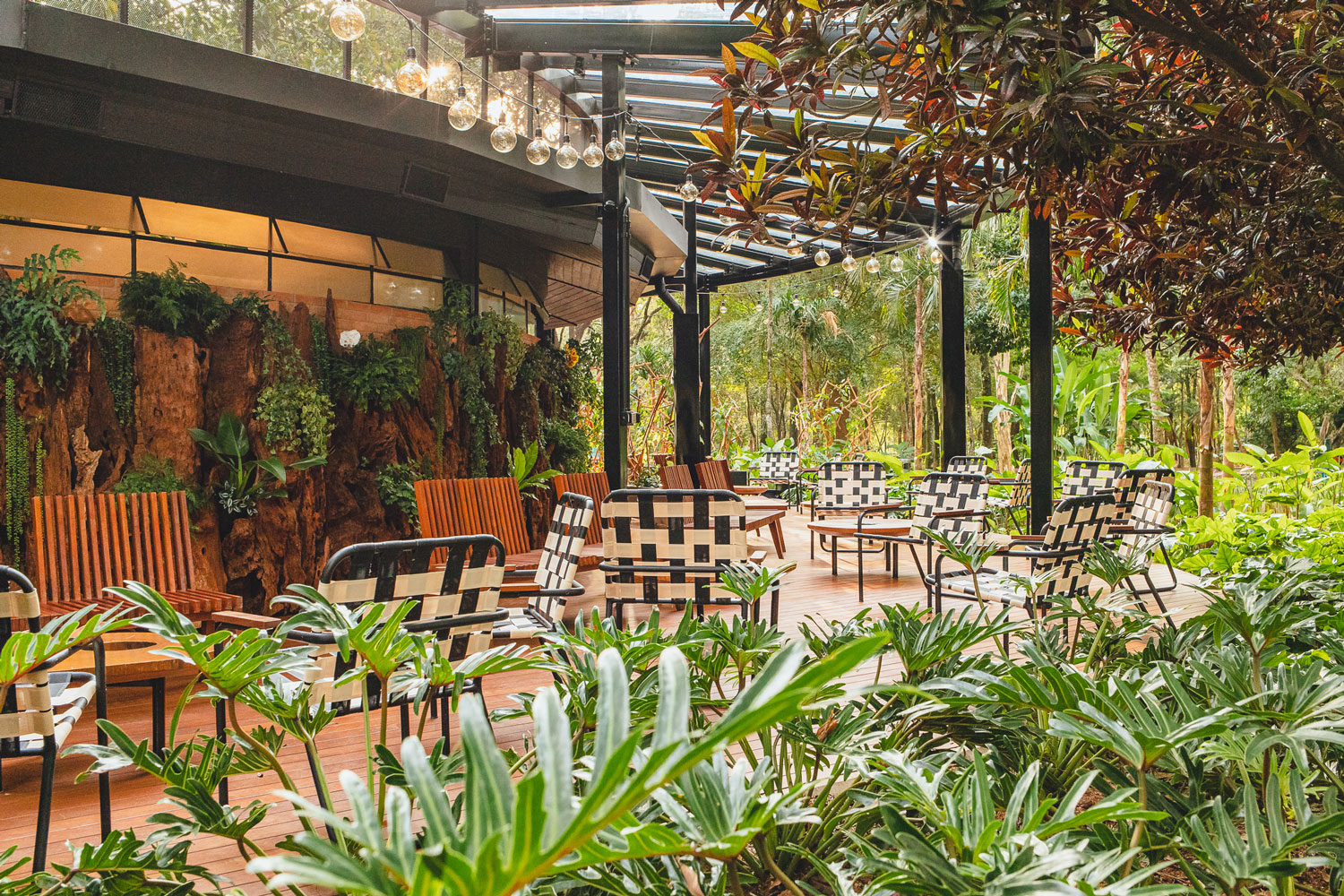 Restaurante Selvagem: Foto das mesas e jardim do restaurante