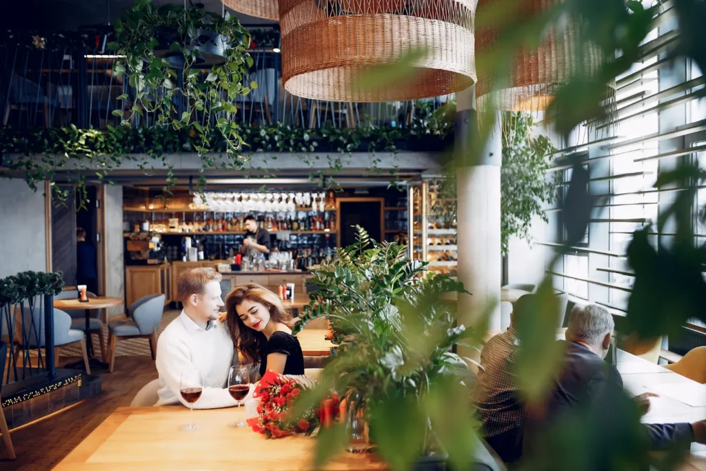 Restaurante com decoração voltada para a natureza representando um restaurante sustentável