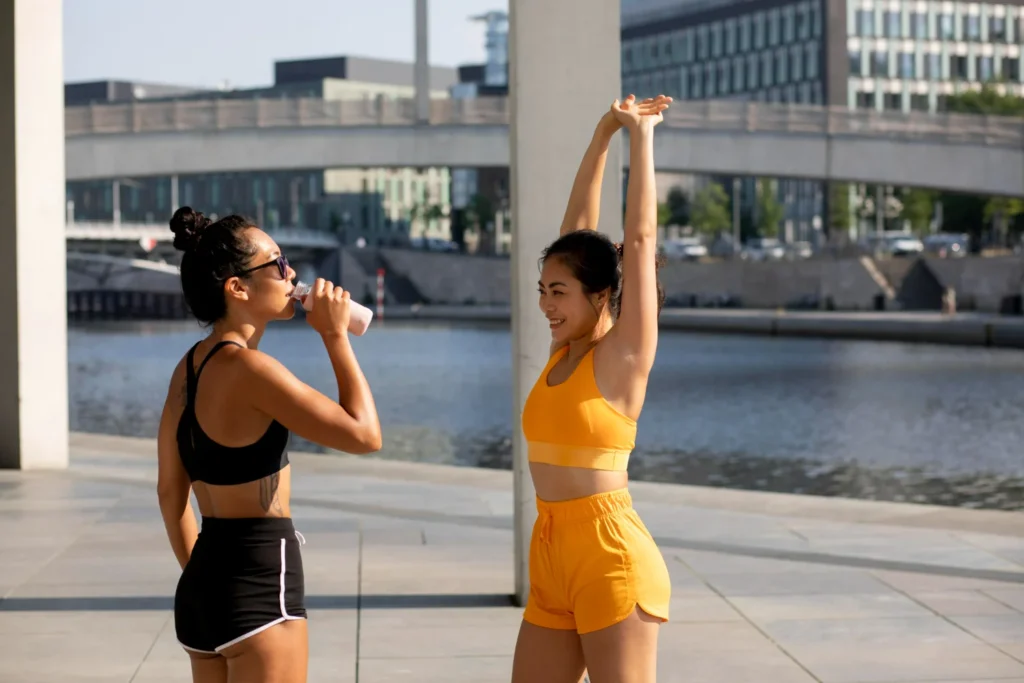 Duas mulheres com roupas de academia praticando exercícios em uma cidade do programa cidade saudável