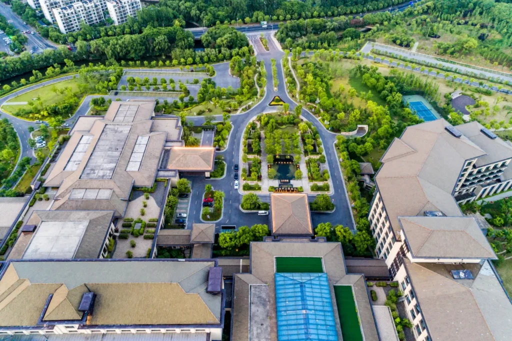 Hotel cercado de áreas verdes representando empreendimentos imobiliários