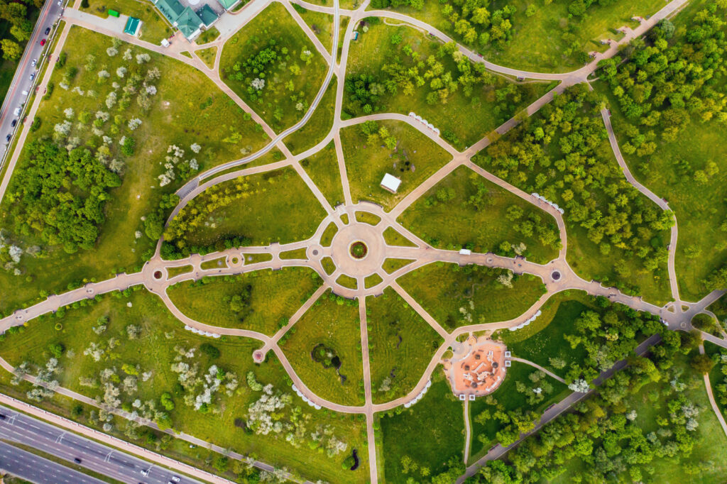 Vista aérea de um parque com caminhos simétricos e áreas verdes, ilustrando o que é masterplan.